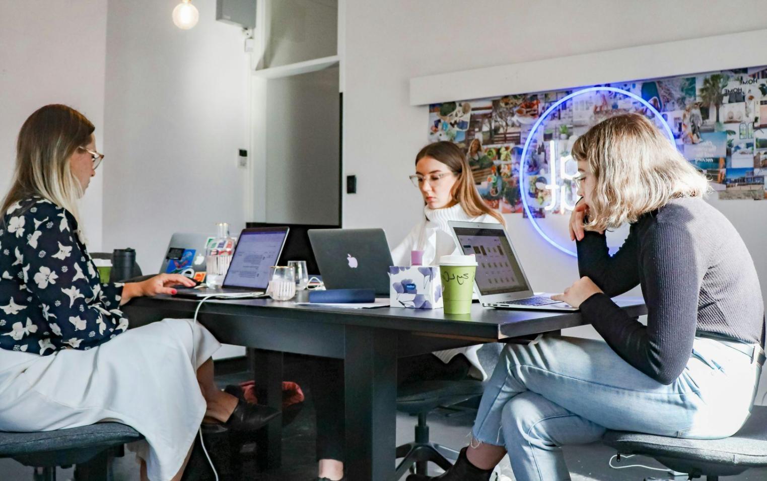 Gwieździste niebo symbolizujące astrologiczną wiedzę i możliwości rozwoju